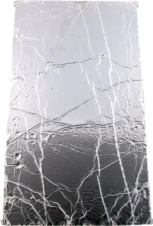 Folie mit glänzender Oberfläche, zerknittert, in Silber- und Grautönen. Möglicherweise für Wärmedämmung von Wolf Produkten verwendet.